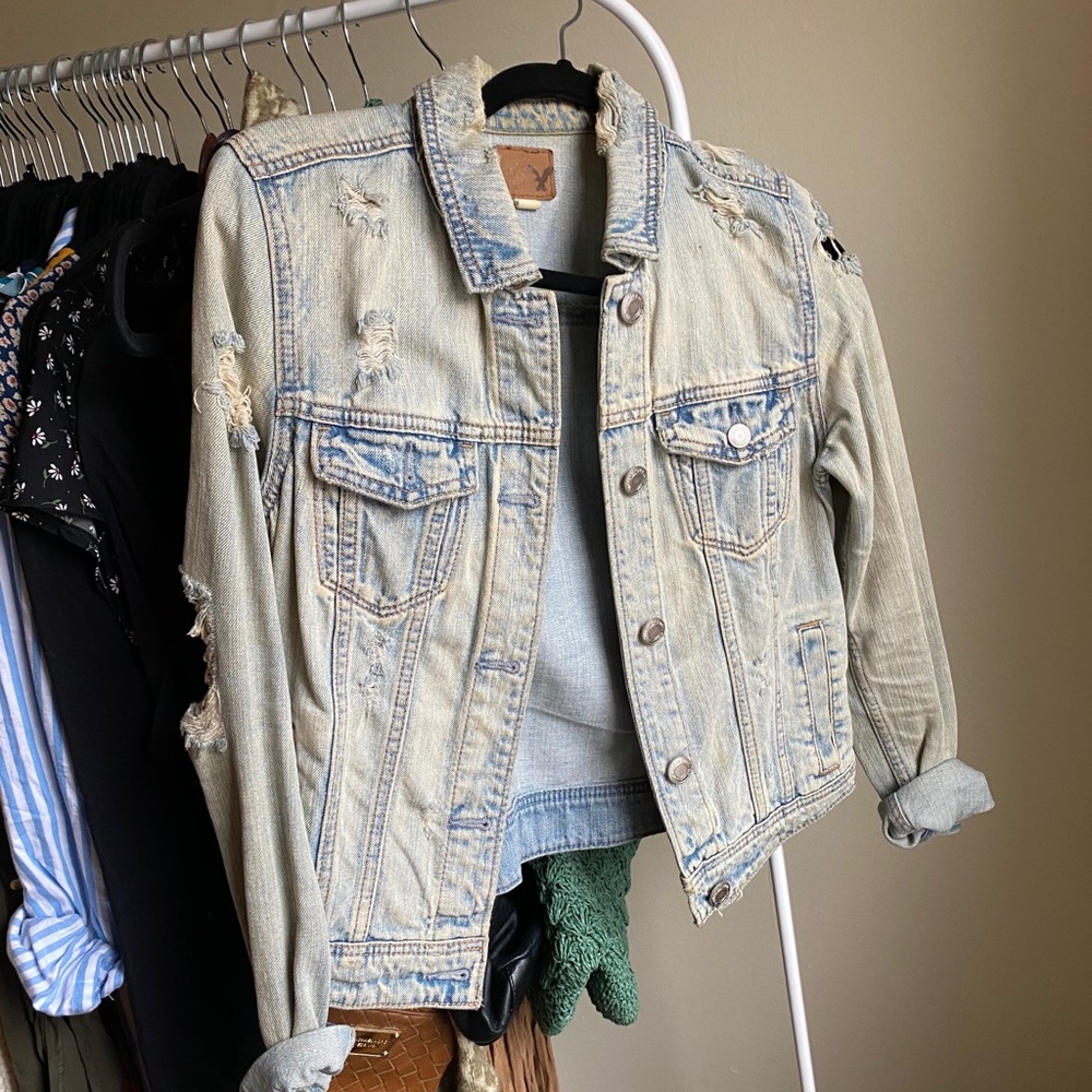 Distressed fitted denim jacket